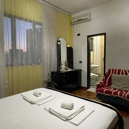 Apartment Cozy Big With Balcony Tirana