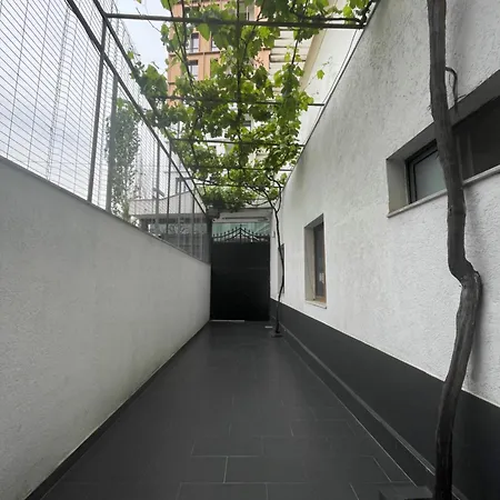 Apartment Cozy Big With Balcony Tirana